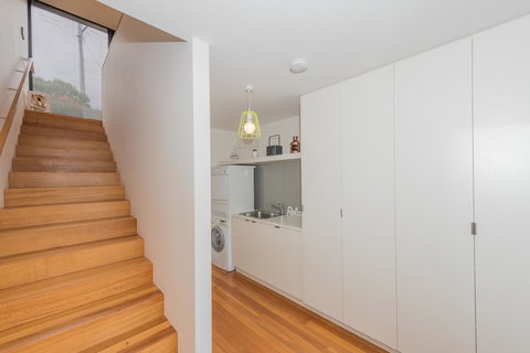 Cocktails With A View - Accommodation Main Beach 11