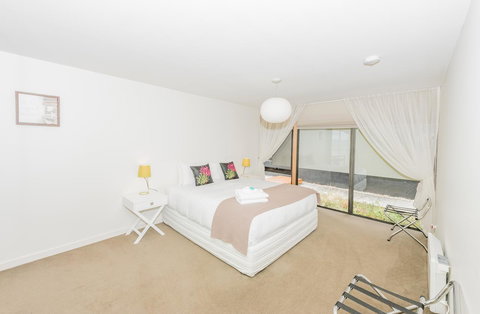 Cocktails With A View - Accommodation Main Beach 8