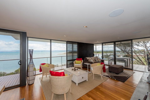 Cocktails With A View - Accommodation Main Beach 2