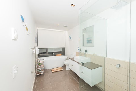 Cocktails With A View - Accommodation Main Beach 10