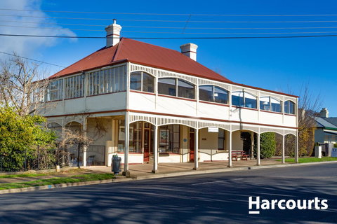 The WeareHouse In Deloraine - Accommodation Main Beach 1