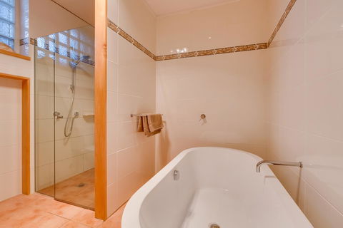 Maison Del Mar - Accommodation Main Beach 8