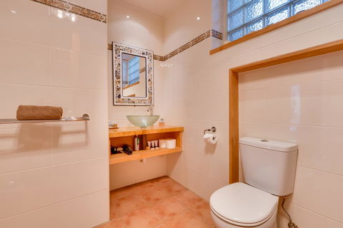 Maison Del Mar - Accommodation Main Beach 7