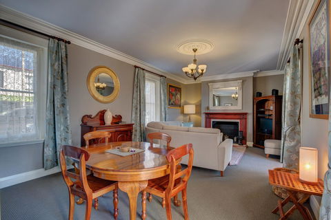 Maison Del Mar - Accommodation Main Beach 2