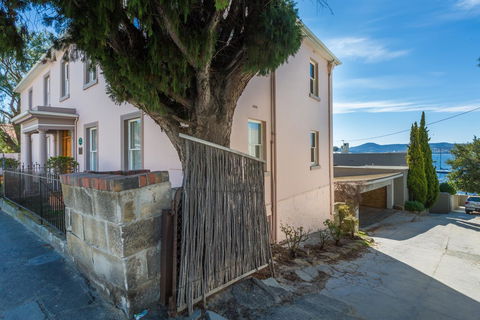 Maison Del Mar - Accommodation Main Beach 14