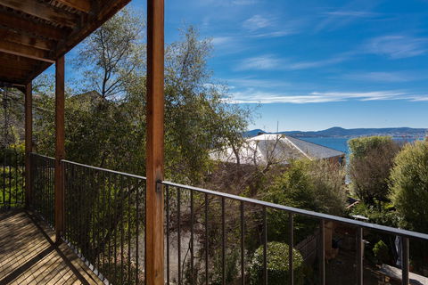 Maison Del Mar - Accommodation Main Beach 21