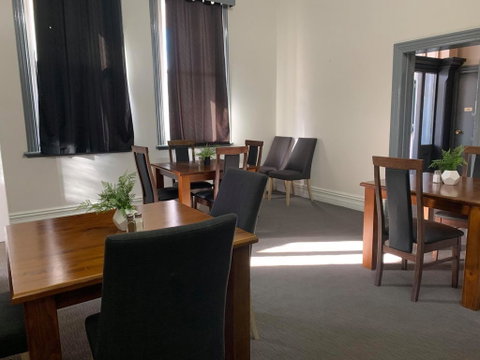 New Cornwall Hotel - Accommodation Main Beach 2