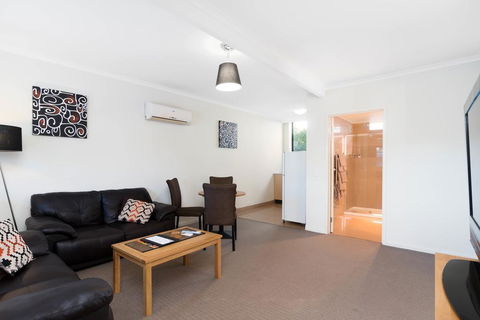 New Crossing Place Motel - Accommodation Main Beach 2