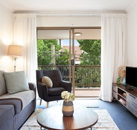 Newly-furnished 2-Bed Apartment with Gym and Pool - Accommodation Main Beach