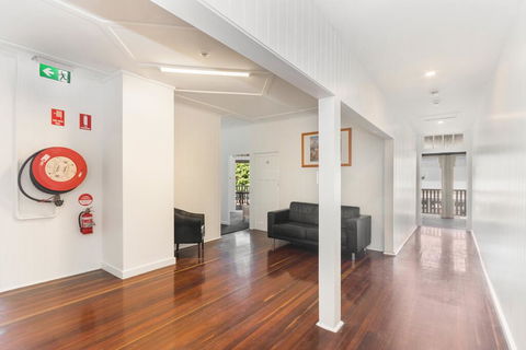 Newmarket Hotel - Accommodation Main Beach 3