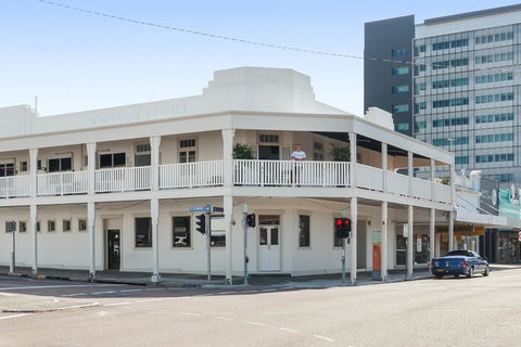 Newmarket Hotel - Accommodation Main Beach 2