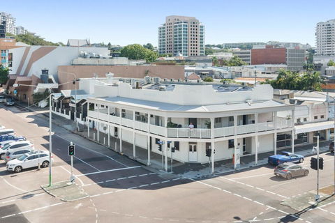 Newmarket Hotel - Accommodation Main Beach 0