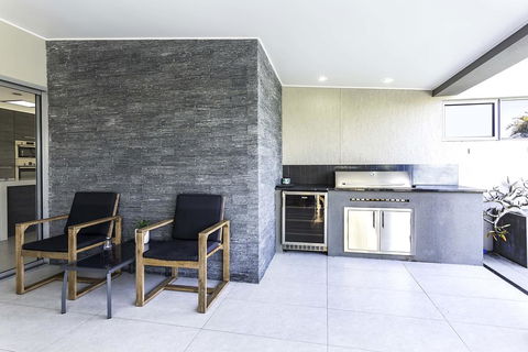 NewPort Dream Quiet Island - No Party - Accommodation Main Beach 3