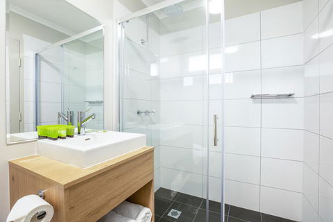 Nightcap At The Charles Hotel - Accommodation Main Beach 2