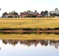 Noble Willow Studio Lovedale. Spacious with views and pool - Accommodation Main Beach
