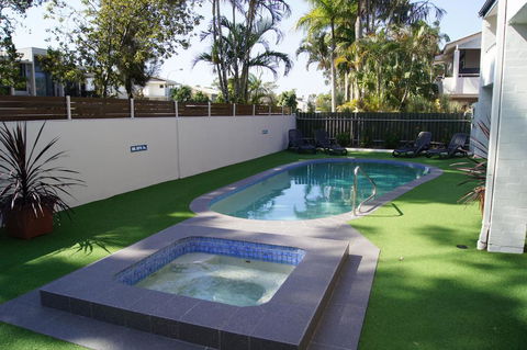 Noosa Parade Holiday Inn - Accommodation Main Beach 0