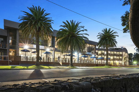 North Pier Hotel - Accommodation Main Beach 0