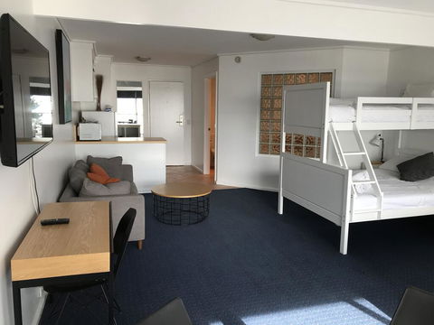 North Pier Hotel - Accommodation Main Beach 2