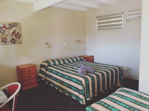 Oasis Motel - Accommodation Main Beach 0