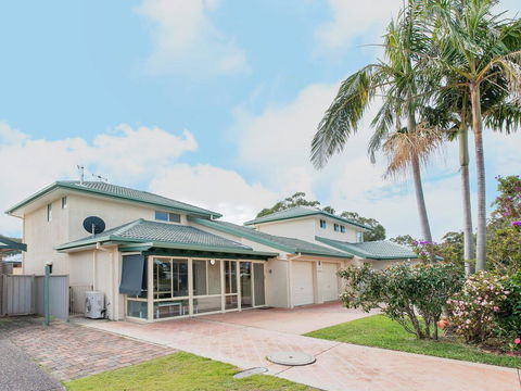 Occy's @ Fingal Bay - Accommodation Main Beach 2
