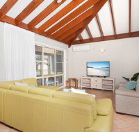 Occy's  Fingal Bay - Accommodation Main Beach