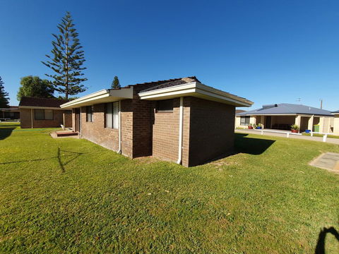 Ocean Beach Chalet 16 - Accommodation Main Beach 3