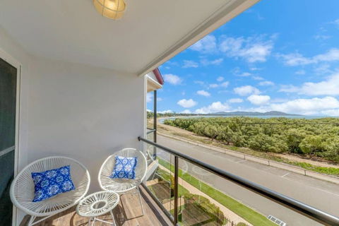 Ocean Breeze, Near Parks And Rowes Bay - Accommodation Main Beach 1