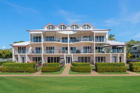 Ocean Breeze, Near Parks And Rowes Bay - Accommodation Main Beach 0