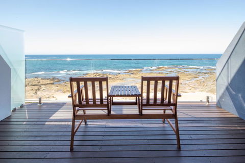 Ocean Front Motel - Accommodation Main Beach 1