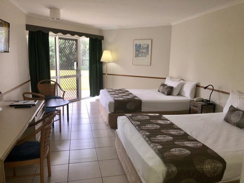 Ocean International Hotel - Accommodation Main Beach 1
