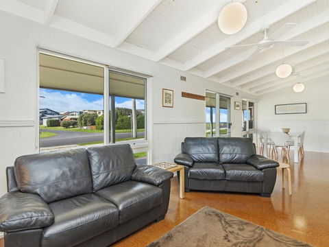 Ocean Spray Retreat - Accommodation Main Beach 1