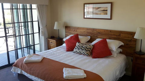 Ocean Sunsets - 2 Bedroom Converted Warehouse Apartment - Accommodation Main Beach 1