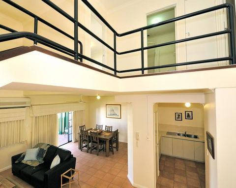 Ocean Sunsets - 2 Bedroom Converted Warehouse Apartment - Accommodation Main Beach 3