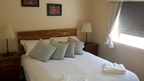Ocean Sunsets - 2 Bedroom Converted Warehouse Apartment - Accommodation Main Beach 2