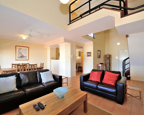 Ocean Sunsets - 2 Bedroom Converted Warehouse Apartment - Accommodation Main Beach 0