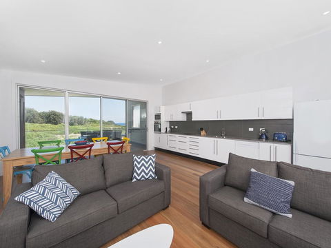 Ocean Views - Accommodation Main Beach 2