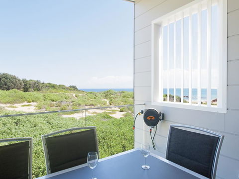 Ocean Views - Accommodation Main Beach 1