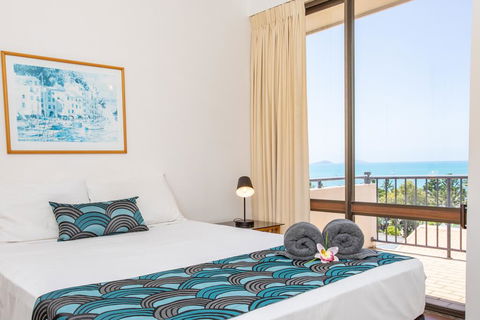 OCEAN VIEWS 10 - Accommodation Main Beach 0