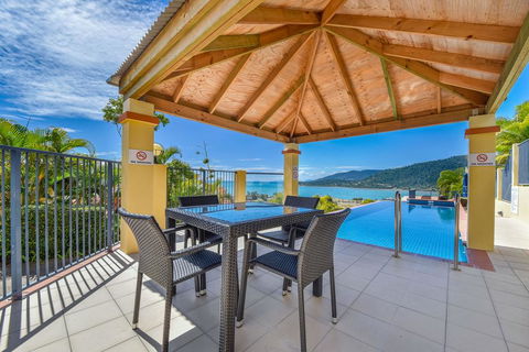Ocean Views Galore - Airlie Beach - Accommodation Main Beach 0