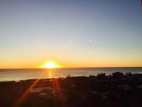 Ocean Views In The Heart Of Broadbeach - Accommodation Main Beach 2