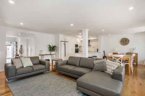 Ocean Walk - Accommodation Main Beach 1