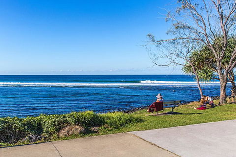 OCEAN WAVES - WiFi - Accommodation Main Beach 2