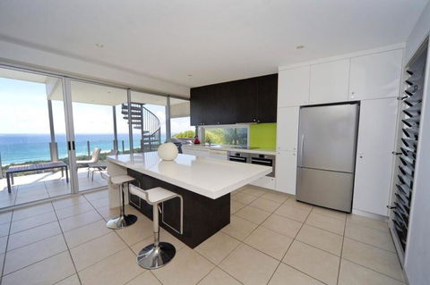 Oceanside 4 Bedrooms - Accommodation Main Beach 1