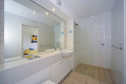 Oceanside 4 Bedrooms - Accommodation Main Beach 3