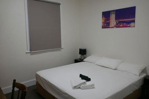 Okeefes Hotel Backpackers - Accommodation Main Beach 1