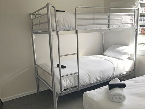 Okeefes Hotel Backpackers - Accommodation Main Beach 2