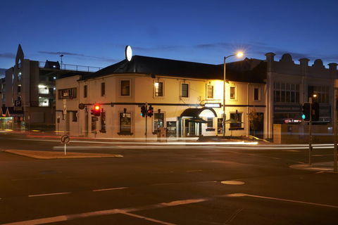 Okeefes Hotel Backpackers - Accommodation Main Beach 0