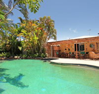 Okinja 71 - Tropical 4 BDRM Home with Pool - Accommodation Main Beach