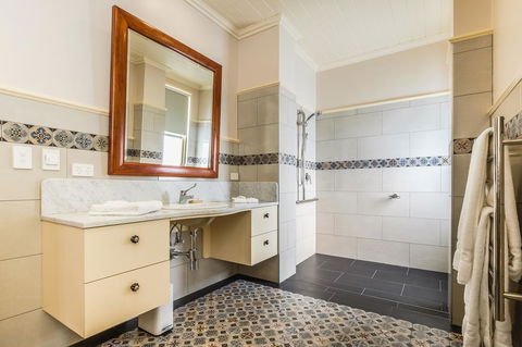 Old Bank Boutique Hotel - Accommodation Main Beach 1