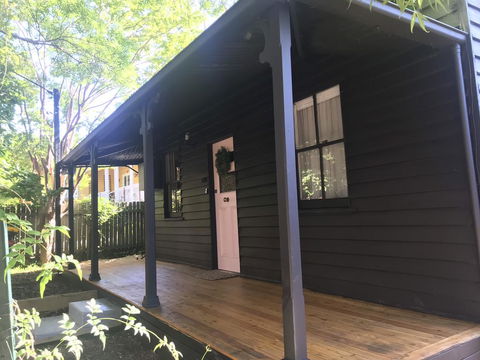 Old Railway Cottage - Accommodation Main Beach 0
